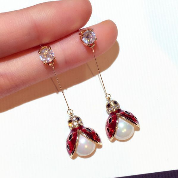 Ins Trendy Fashion Designer Diamond Zircon Mignon Beetal Elegant Pearl Pendant Drop Stud Boucles d'oreilles Chandelier pour les filles