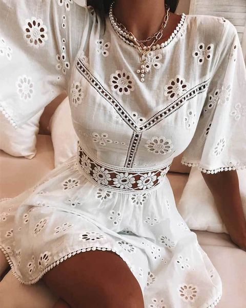 INSPIRÉ AGUSTINA Robe Blanc Crochet Taille Été Casual Mini Key Hole Back Chic Femmes Nouveaux Robes 210412