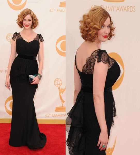 Inspiré par Christina Hendricks Une robe de célébrité en dentelle noire de ligne avec un décolleté sexy et une manche courte bas Satin Fabric8704951