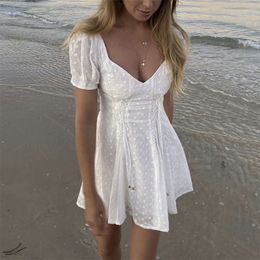 Inspirado vestido sexy floral blanco mujeres detalles con cordones bordado de algodón mini vestido de verano con cuello en v cena chic vestido de damas 210412