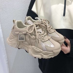 Instagram coréen nouveau papa 2024 printemps étudiant polyvalent sport pour femmes décontracté semelle épaisse chaussures surélevées