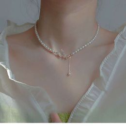 Collier de papillon perlé de style Instagram avec conception de niche légère et collier haut de gamme à la mode pour les femmes qui essaient
