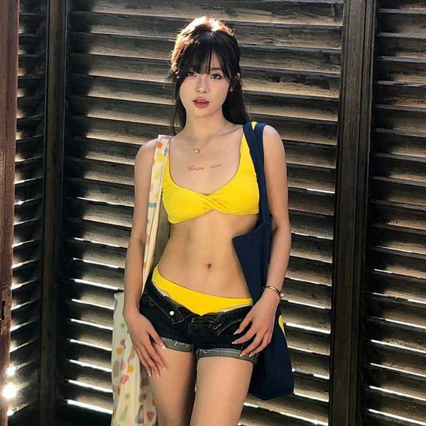Instagram Style Spicy Girl Split Corps trois points Bikini sexy Small Breast Gathering Ginger Yellow Whitening Holiday Massuit de vacances 1JT9