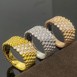 Anneaux de bande vintage Bague de charme de fleur de trèfle à quatre feuilles Cinq rangées de perles rondes Bijoux de créateurs de couleur perle pour femmes Bijoux avec boîte cadeau de fête