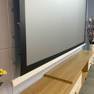 Installations de plafond intégrées L'écran de projecteur gris acoustiquement transparent électrique permet le placement des haut-parleurs derrière, ATE-9 pour projecteur longue portée Nomal 8K