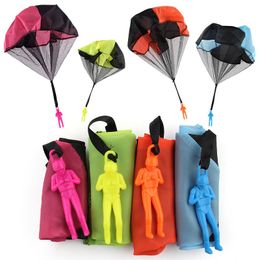 Juguetes de inteligencia 5Set Kids Hand Throwing Parachute Toy para niños Educativos con figura Soldier Outdoor Fun Sports Play Game 230711