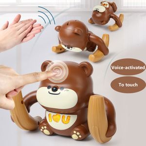 Jouets d'intelligence Voiceactivated Induction Cartoon Scrolling Toy Baby Light Music Flipping Monkey Piggy Enfants Cadeau interactif 230911