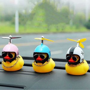 Interieurdecoraties Automotive Products Geschenk gebroken helm kleine gele auto -decoratie accessoires Wind gescheurd eenden fietsen riding ornament AA230407