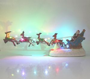Interieurdecoraties Santa Claus vertrekt in een slee getrokken door elandenlichten en kerstversieringen. Mooie accessoires ornamenteninterieur