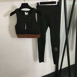 Cartas entrelazadas Mujeres Trajes de lujo Yoga Tank Bra Legging Set Diseñador Traje de rayas Sexy Recortado Verano Gimnasio Sporty Singlet Pantalones Trajes Ropa deportiva