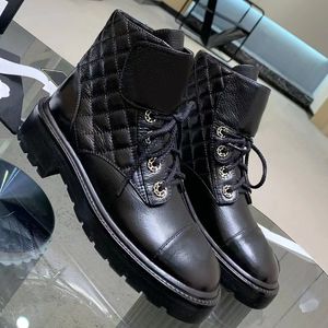 Verrouillage noir cheville motard plate-forme épaisse bottes de combat talon bas bottines à lacets chaînes en cuir boucle femmes designers chaussures briller tailles 35-42 avec boîte