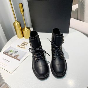 In elkaar grijpende zwarte enkel korte laarzen dikke dikke bodem flats gevecht laarzen lage hiel rooster veter booties lederen ketens logo buckle schoenen dames luxe merk