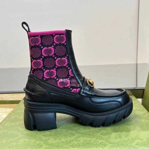 Botines entrelazados de piel de becerro mixta Tacón de bloque Bota Chelsea Botines con punta redonda Botas planas estilo calcetín de punto Botas de plataforma de diseñador de lujo para mujer