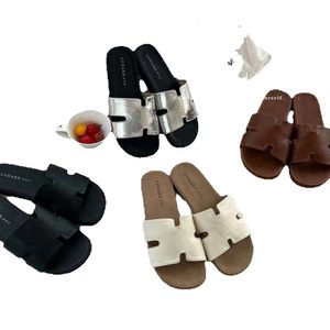 Internet Celebrity H Slippers voor dames zomer bovenkleding 2024 Nieuwe lederen sandalen met een vlakke bodem, een lijn drag -strandschoenen met blootgestelde tenen