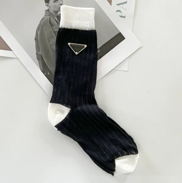 Inverted Angle Iron Standard Bunching Chaussettes Femmes Casual Tube Chaussettes Noir Internet Célébrité Même Style Ins Niche À La Mode Chaussette