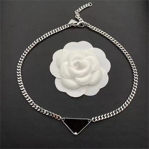 Triangle inversé pendentif collier de créateur hommes femmes bijoux de luxe mode argent or chaîne charme amateurs rugby baseball mode coeur collier bijoux