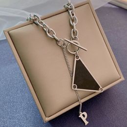 Omgekeerde driehoek titanium stalen ketting ontwerp modebrief ot buckle ketting vrouwen