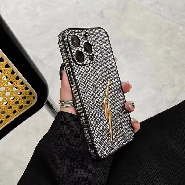 iPhone 12 11 Pro Max Designer Phone Case pour Apple 15 14 13 Plus Luxe Bling Diamant Clouté Pare-chocs Glitter Mobile Back Cover Sparkling Fundas Gold Hardwares Argent