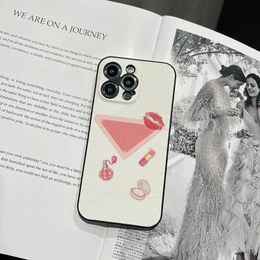 iPhone 14 Pro Max Designer Femmes Coque de téléphone pour Apple 13 12 11 Luxe PU Cuir Pare-chocs inclus Tout le corps Cosmétique Imprimé Rouge à Lèvres Couverture Arrière Coque Fundas pour Dames 11