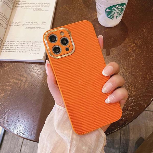 iPhone 15 12 Pro Max Designer Phone Case pour Apple 14 13 Plus Luxe PU Cuir Impression En Relief Métal Camera Lens Cover Mobile Back Bumper Funda Coque Shell Orange