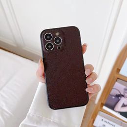 iPhone 15 Pro Max Designer Flower Phone Case pour Apple 14 13 12 11 XS XR 8 7 Plus luxe Pu Leather Print Floral Grip Slant Full-Body Back Coque Fundas Brown Small