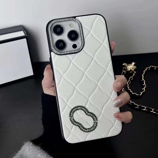 iPhone 15 Pro Max Designer Phone Case pour Apple 14 13 12 11 Luxe PU Lambskin Bumper-patché Diamant Motif Clouté Objectif D'appareil Photo Anneau Logo Couverture Arrière Coque Fundas Blanc