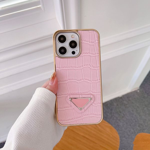 iPhone 15 Pro Max Designer Téléphone pour Apple 14 13 12 Mini 11 8 7 Plus de luxe Crocodile-Texture PU Le cuir chromé de pare-chocs Camera Camera Ring Back Coque Coque Fundas Pink