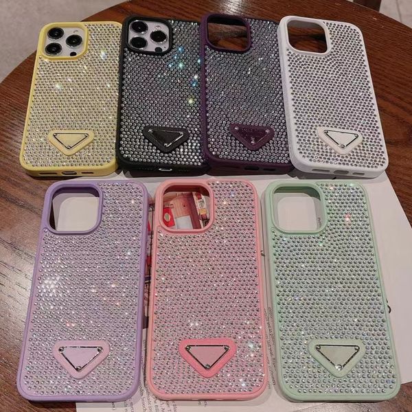 Funda para iPhone Funda para teléfono con purpurina de diseñador para iPhone 15 14 Pro Max 15PLUS 13 12 11 Moda Bling Diamante de imitación brillante Joyas 3D Cristal Triángulo P Cubierta móvil