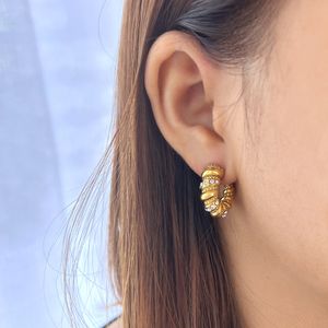 Boucles d'oreilles rétro irrégulières en or 18 carats pour femmes, niche haut de gamme en acier inoxydable, boucles d'oreilles de luxe légères européennes et américaines en zircone