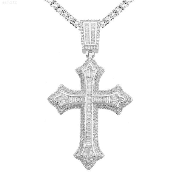 Bijoux croix de croix irrégulière faisant un pendentif en mosonite avec un pendentif religieux de diamant