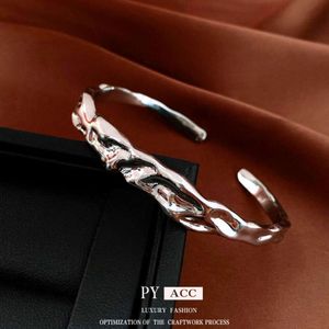 Ouverture plissée irrégulière avec un style luxueux cool, tempérament de célébrité Internet, bracelet personnalisé et polyvalent