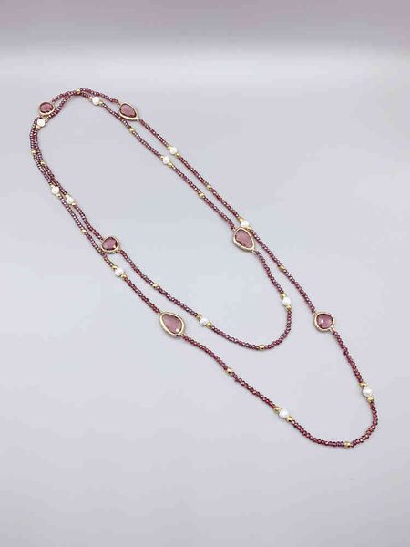 Collar largo de cuarzo amatista púrpura irregular con cristales de 2 mm y perlas blancas de agua dulce de 5-6 mm Cuentas de oro martillado de 50 pulgadas