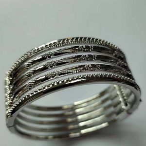 est un design de bracelet symétrique, à la mode, exagéré et personnalisé.Les rayures gravées en argent sont des bijoux populaires