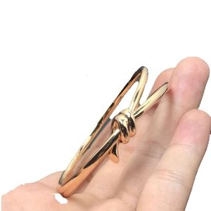 Ism Designer Product Blote Goud Modeontwerp Geavanceerde Persoonlijkheid Vlinder Knoop Touw Verpakte Armband