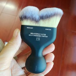 Pinceau de maquillage IT Heavenly Luxe Hello Cheekbones Contour Brush # 19 - Pinceau cosmétique sculptant pour crème en poudre de forme unique portable