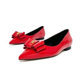 Design italien classique Marque de luxe de luxe pour femmes chaussures simples de vache pointues avec décoration en métal sandales plates antidérapantes
