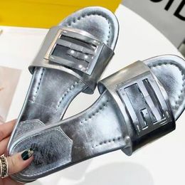 Designer italien 2024 New Women's Sandals Summer Beach Luxury Luxury Slippers de haute qualité Flip-Flops classiques de haute qualité 35-42