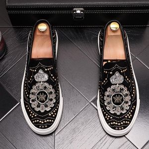 Designer italien Mode Mâle Rivet Broderie Chaussures Plates Tête Ronde Mocassins En Daim Slip-on Coiffeur Casual Hommes Noir Chaussures grande taille: US6.5-US9