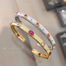 Bracelet de bague de concepteur célèbre italien Bracelet en corundum rouge avec un bracelet à bague en or diamant en diamant ensemble pour les femmes