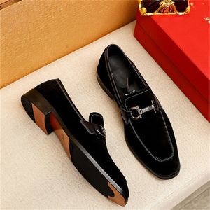 Italiaanse modeontwerper Heren Casual Handgemaakte lederen schoenen slip op Business Luxe Jurk Pak Heren Schoen Zapatos Mujer Geschenken Heren Maat 38-46