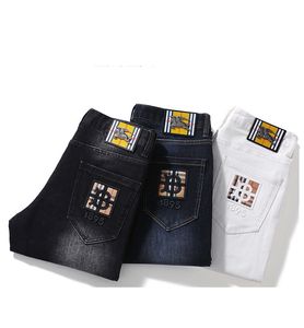 Italiaanse mode high-end trendy slanke fit witte jeans voor mannen met kleine voeten, Koreaanse versie van trendy zomer dunne stretch casual broek