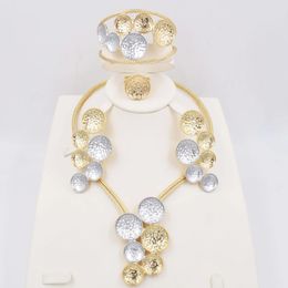 Juego de joyas doradas italianas Dubai Gold de alta calidad Collar de mujer Pendientes Pulsero Banquete Banquete Banqueto 240515
