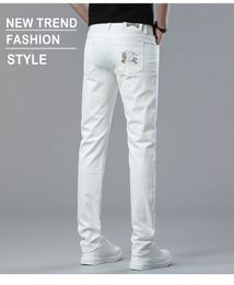 Jean blanc slim à la mode haut de gamme italien pour les hommes avec de petits pieds version coréenne du pantalon décontracté mince d'été tendance noir, blanc et bleu