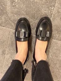 Zapatos italianos de lujo con lazo clásico para mujer, calzado sin cordones con parte superior baja, boca baja, parte inferior plana, zapatos con cabeza de piel redonda
