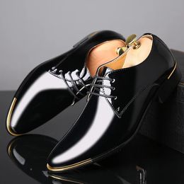 Chaussures de luxe italiennes pour hommes Oxford qualité en cuir verni blanc taille de mariage 3848 noir doux homme robe chaussure formelle mâle 231226
