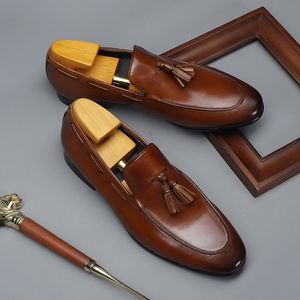 Hommes italiens mocassins en cuir véritable noir marron tenue décontractée chaussure sans lacet en cuir véritable gland de mariage costume formel chaussure pour hommes