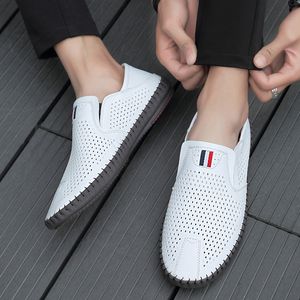 Italiaanse herenschoenen casual luxe zomer mannen loafers lederen mocassins licht holle ademend slip op boot schoenen