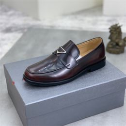 Italien New Listing Men Luxury Le cuir Chaussures Man Flat Classic Men Designer Robe Shoes Cuir Italien Formal Oxford Plus taille 38-45
