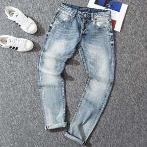 Italiaanse stijl Fashion Men Jeans retro licht blauw slanke fit gescheurde vintage broek Casual Designer denim broek HOMBRE 240420