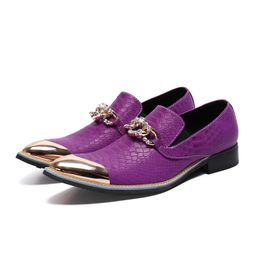 Robe masculine de type italien Toe à métal pointu les chaussures de commerce en cuir violet se glissent sur la fête et le mariage zapatos